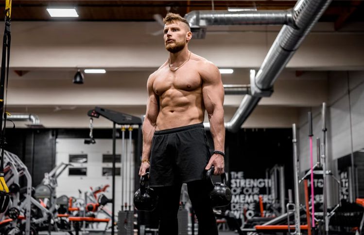 Et bilde av treneren som deadlifter